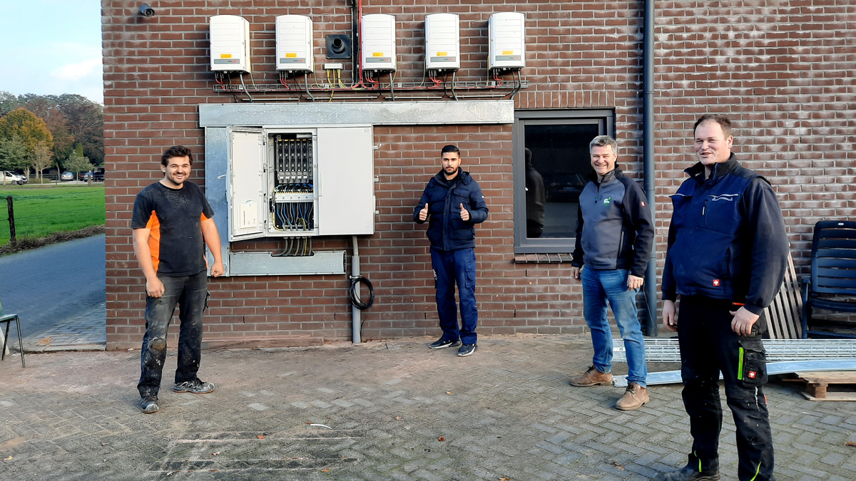 Groepsfoto Na installatie zonneverdeelkast Almere